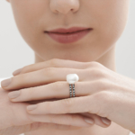 טבעת LUNA בזהב אצילי, יהלומים ופנינה