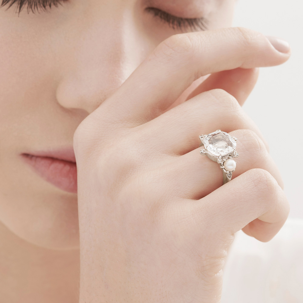 טבעת GRAVITY בזהב אצילי, קריסטל, יהלומים ופנינה