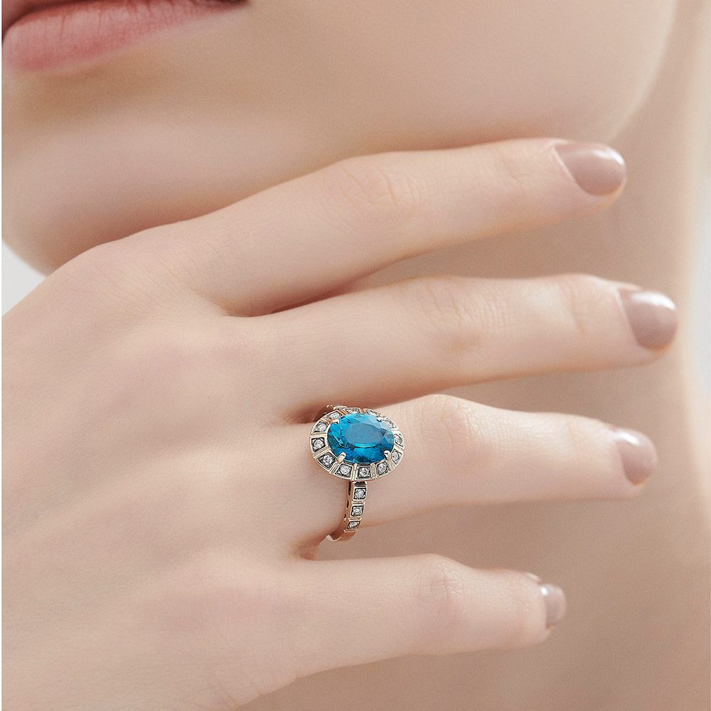 טבעת ARENA קטנה בזהב אצילי, טופז כחול ויהלומים