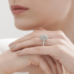טבעת DIAMOND BOUQUET גדולה בזהב לבן ויהלומים