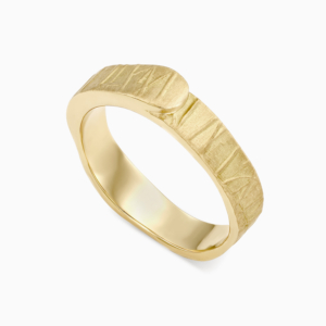טבעת נישואין בעיטור קווים א-סימטריים בזהב צהוב