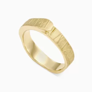 טבעת נישואין זהב צהוב בעיטור קווים א-סימטריים