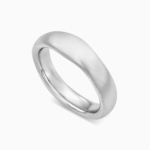 טבעת נישואין א-סימטרית רחבה בזהב לבן