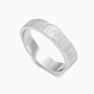 טבעת נישואין זהב לבן בעיטור קווים א-סימטריים
