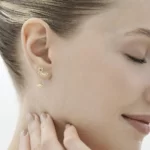 עגילי זהב צהוב, פרח קטן ויהלומים PAISLEY