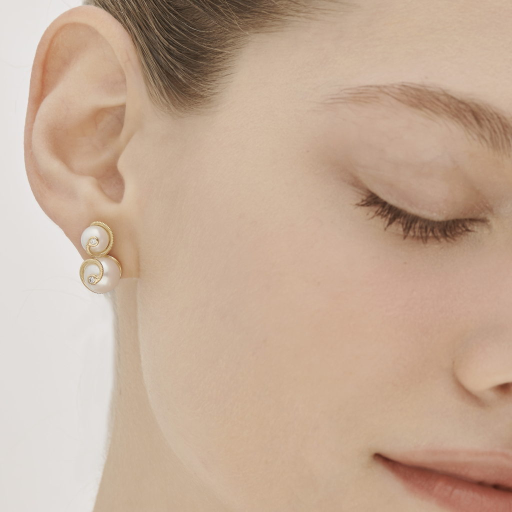 עגילי פנינים בזהב צהוב ויהלומים Infinito Singular