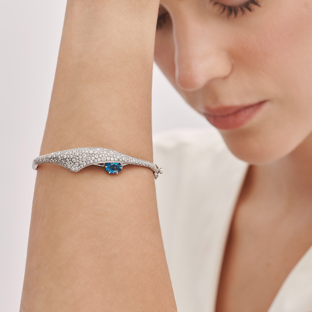 צמיד זהב לבן, לונדון בלו טופז ויהלומים MAR DE VOLTAS